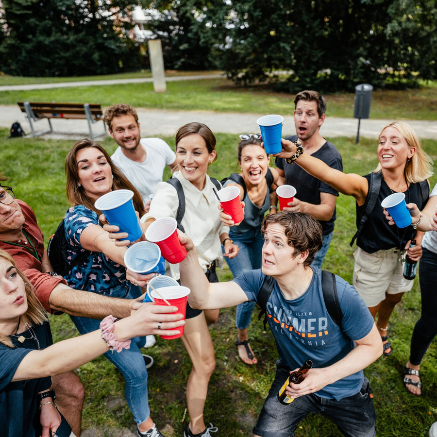 Rallye Bière L in Belgien: groep met rode bekers als productfoto voor een BierTour.