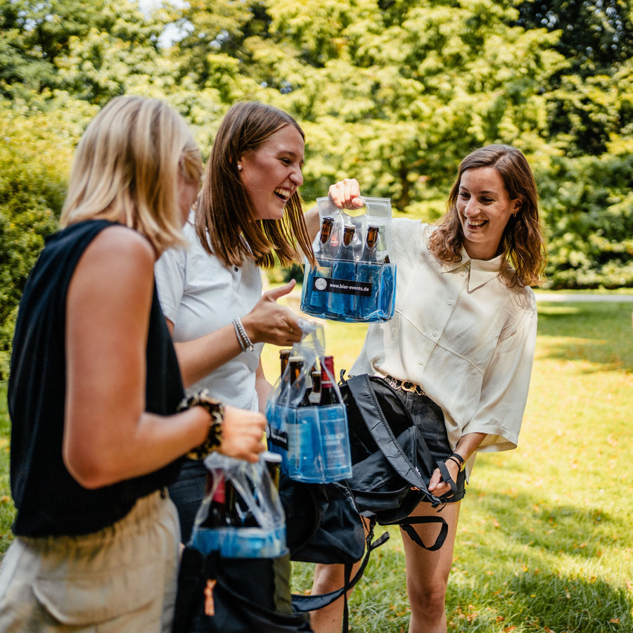 BeerTour Team 3 in Irland: friends with beer in the park as a product image for a BeerTour.