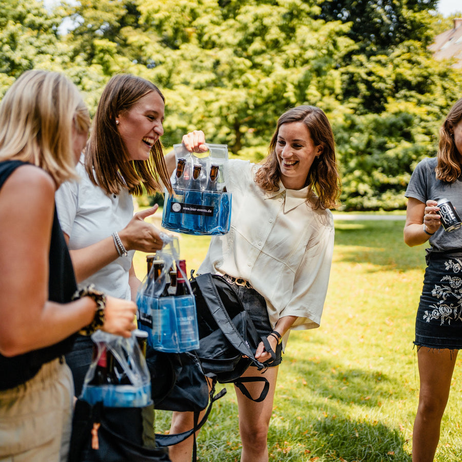 BeerTour M in Niederlande: group with drinks in the park as a product image for a BeerTour.